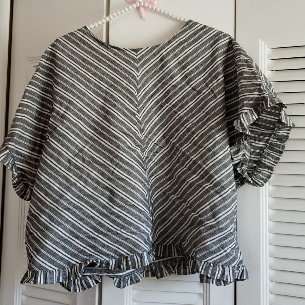 Short sleeve black & white shirt